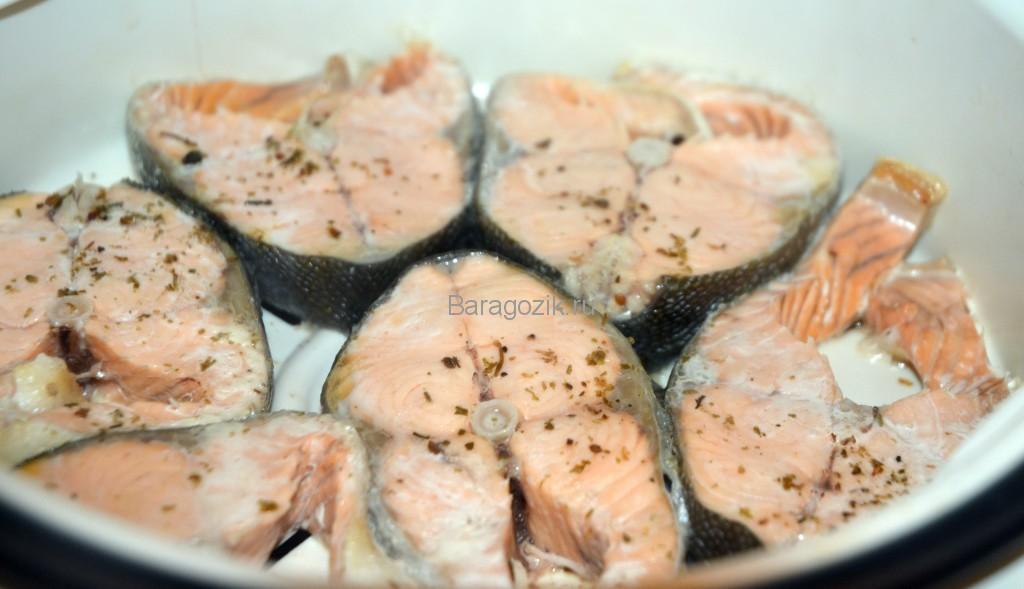 Готову рибу прекрасно доповнить варену картоплю, приправлений оливковою олією, прикрашений зеленню, овочами