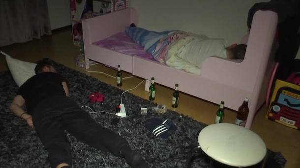 21 січня 2017, 21:13 Переглядів:   Олександр Алієв з одним спить в дитячій кімнаті, навколо - пляшки пива