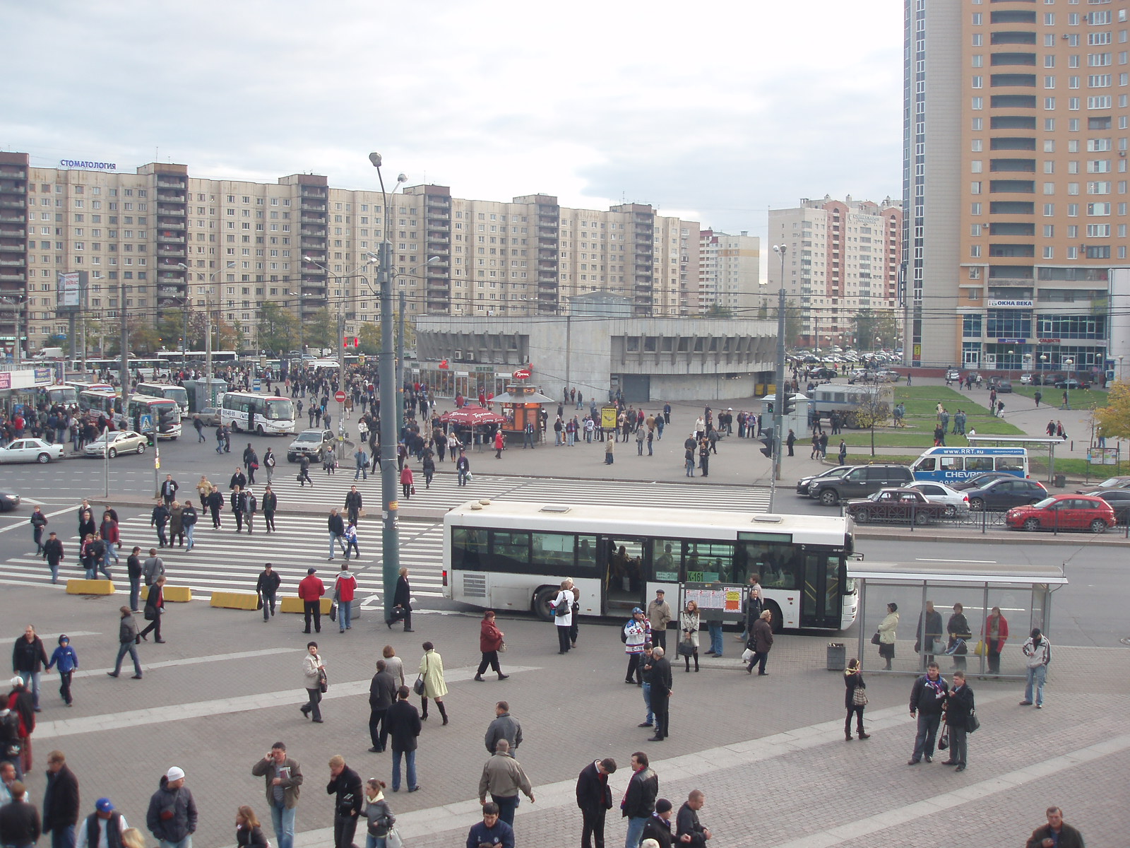 (ЛД в гуглмапе, зверніть увагу на станцію метро, що перебувати трохи південніше)   (Метро «Проспект Більшовиків», знімок був зроблений, перебуваючи поруч зі стінами палацу)