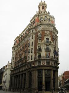 Як підказують великі літери у верхній частині значного споруди, ми маємо справу c головним офісом (штаб-квартирою) Банку Валенсії (Edificio del Banco de Valencia / Edifici del Banc de València)