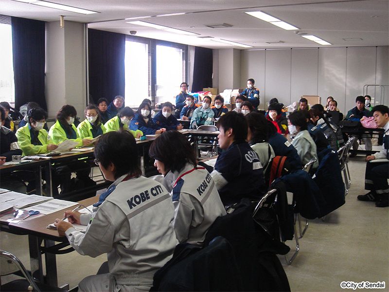 Медичні працівники та інші офіційні особи з усієї Японії зібралися в районі Міягіно р Сендай, щоб обговорити питання здоров'я евакуйованих після катастрофи 11 березня (фотографія зроблена 22 березня 2011 року)