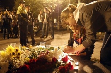 8 вересня 2011, 3:43 Переглядів:   Акції пам'яті загиблих в авіакатастрофі хокеїстів ярославського Локомотива проходять в Ярославлі та Мінську, фото Reuters