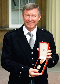 Після чудового требла в 1999 році Алекс Фергюсон був посвячений у лицарі на знак визнання своїх заслуг перед англійським футболом