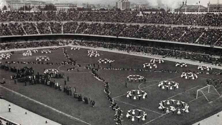 90 тисяч людей заповнили трибуни, щоб доторкнутися до історії - о 16:30 був дан свисток матчу відкриття між Барселоною і збірної футболістів з Варшави (4: 2)