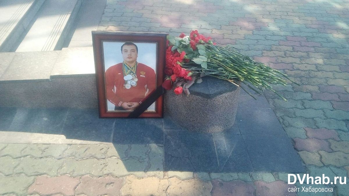 Жителі крайової столиці в пам'ять про спортсмена встановили його портрет на вулиці Муравйова-Амурського поруч з ЦУМом