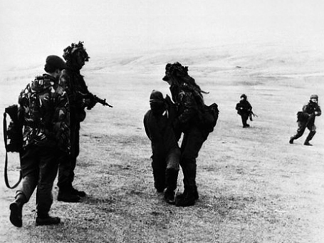 Суперечка через Фолклендські острови між Британією і Аргентиною досяг найвищого напруження з моменту початку війни в Південній Атлантиці 2 квітня 1982   Англійські солдати конвоюють полонених аргентинців на Фолклендських островах під час недовгої війни 1982 року