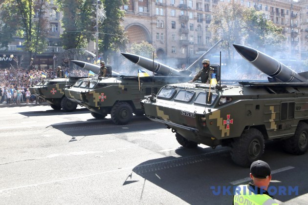 Тисячі киян і гостей столиці мали можливість побачити новітні зразки української військової техніки, а деякі - і сфотографуватися на бойових машинах, коли вони проїжджали вулицями Києва
