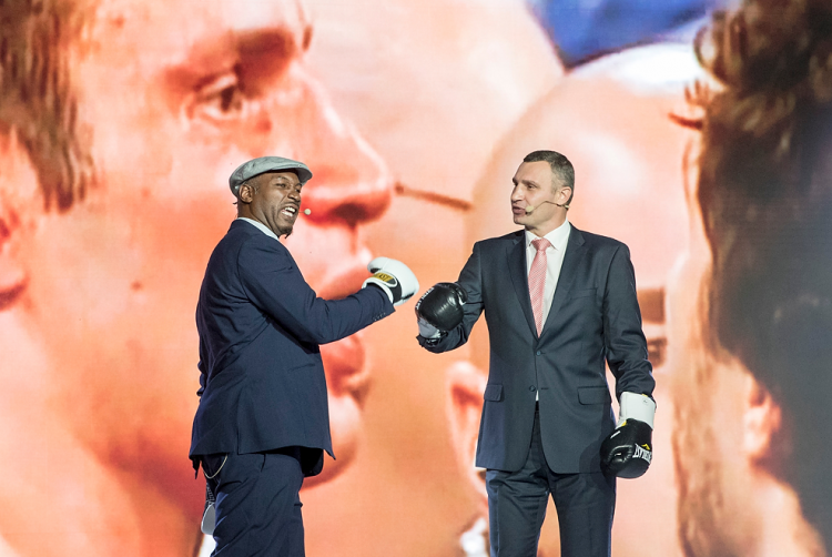 Також Кличко подякував Льюїса за те, що той бій дав йому шанс продемонструвати, що він - один з найсильніших боксерів світу