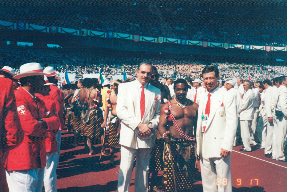 І, нарешті, не пройшов церемоніальним маршем у складі радянської делегації на Олімпійському стадіоні в момент відкриття Ігор в білому форменому костюмі з Гербом СРСР на грудях