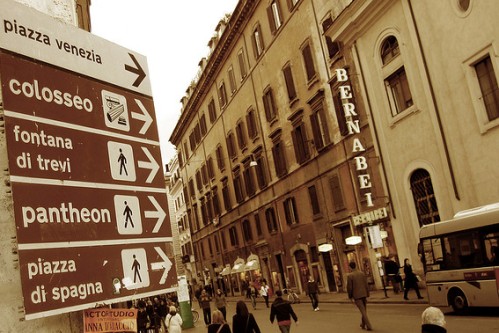 В середні віки вулиця Via del Corso називалася Лата - Широка вулиця, транспорт по ній майже не їздив, оскільки цей район нерідко піддавався повеней
