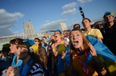16 июня 2012, 17:22 Переглядів:   Вчора у Варшаві вболівали за Україну