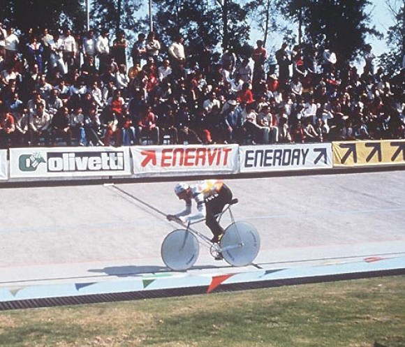 Найгучнішою подією був ознаменований жовтень 1972 року, коли бельгійський велосипедист, жива легенда,   Eddy Merckx   встановив рекорд, подолавши за 1 годину 49,431км на Олімпійському Велодромі в Мехіко