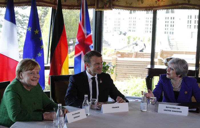 Макрон, Меркель, Мей і Конте узгодили спільну позицію на полях саміту G7   Канцлер Німеччини Ангела Меркель, президент Франції Еммануель Макрон і прем'єр-міністр Великобританії Тереза ​​Мей на саміті G7 в Канаді   Фото: Reuters   Москва