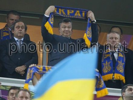За кілька хвилин до початку матчу Янукович рукою привітав глядачів, але офіційно про те, що він присутній на стадіоні, ніхто не оголосив