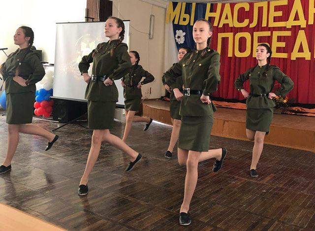 У мережі опубліковані фотографії, на яких зафіксовані чергові концерти в окупованому Криму на військову тематику за участю дітей