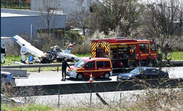 Неподалік від міста Сен-Шамон у французький департаменті Луара літак впав на автостраду