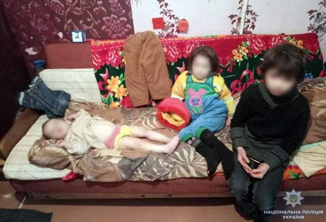 У Маріуполі двоє дівчаток 8 і 3 років і 11-місячний хлопчик були кинуті матір'ю і закриті в квартирі