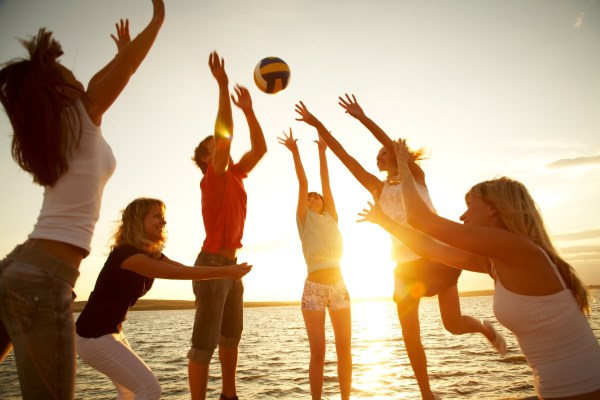 Наприклад, пляжний волейбол один з найпопулярніших видів спорту під час морського відпочинку