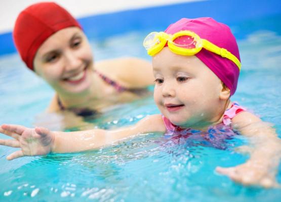 Питання віддавати дітей на заняття плаванням чи ні, викликає серед батьків гарячі суперечки
