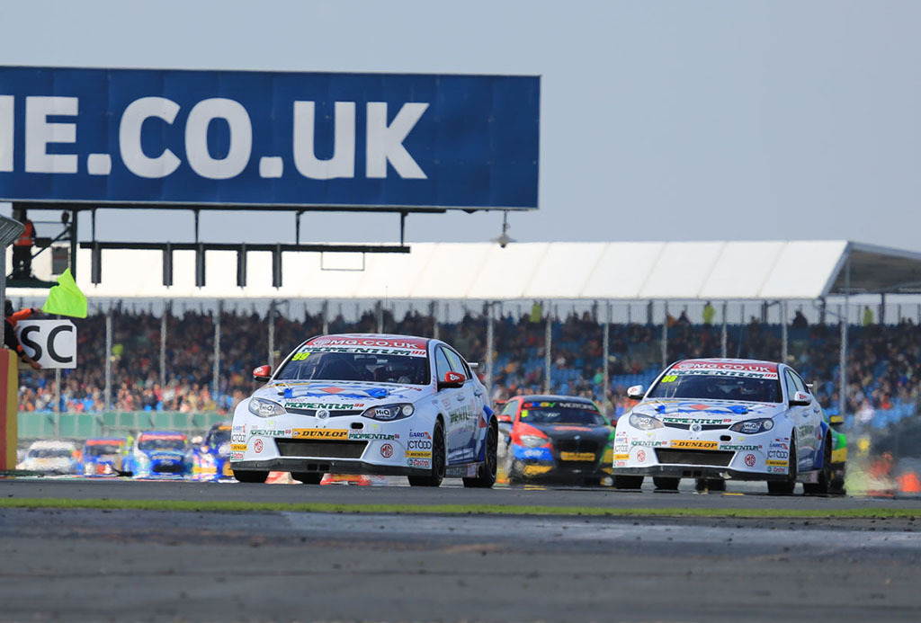 Завершився 2013-й гоночний рік для учасників чемпіонату Великобританії з шосейно-кільцевих автогонок в класі туринг (BTCC)
