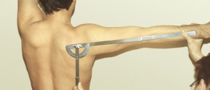 Ротацію плеча вимірюють у хворого в лежачому положенні