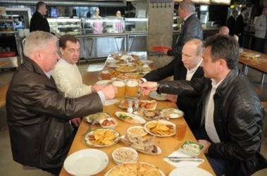 1 мая 2012, 12:22 Переглядів:   Путін і Медведєв напилися пива з самого ранку