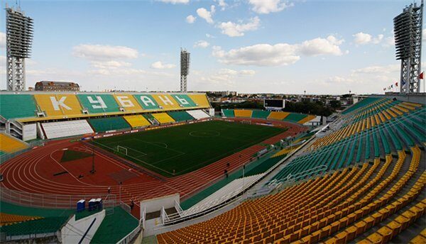 На фото: стадіон Кубань - багатоцільовий відкритий стадіон міста Краснодара