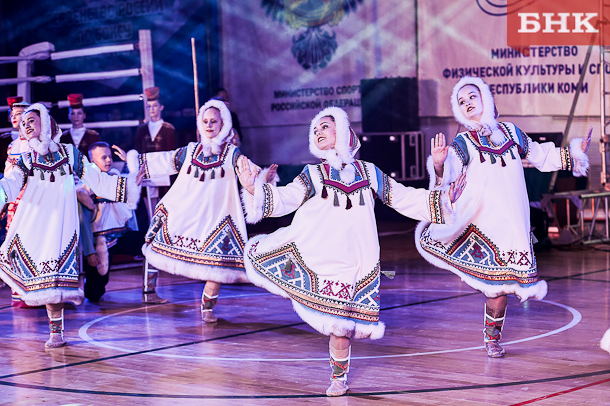 Столичні танцювальні колективи представили історію улюбленої російської забави - кулачного бою, а потім заглибилися в національну тематику - на імпровізованій сцені розгорталися картини з життя комі народу