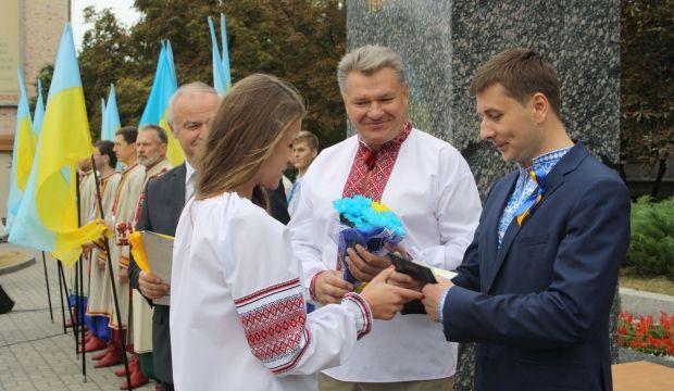 У Житомирі відбувся урочистий мітинг, під час якого юнакам і дівчатами, яким сьогодні виповнилося 16 років, керівники області та міста вручили паспорти громадян України