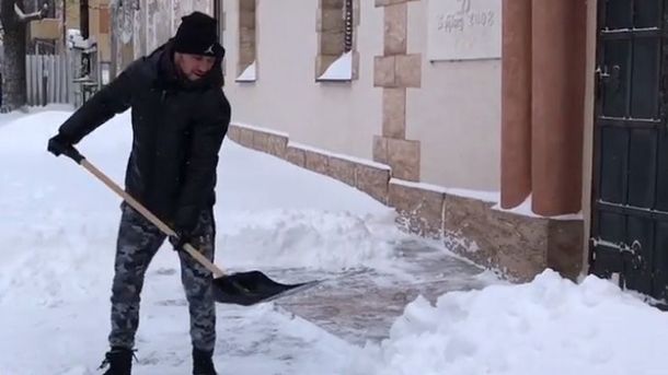 1 березня 2018, 18:31 Переглядів:   Василь Ломаченко займається прибиранням снігу