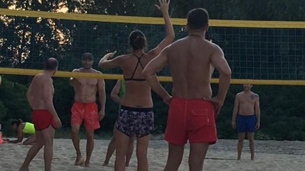 8 серпня 2017, 18:32 Переглядів:   Володимир Кличко грає в волейбол