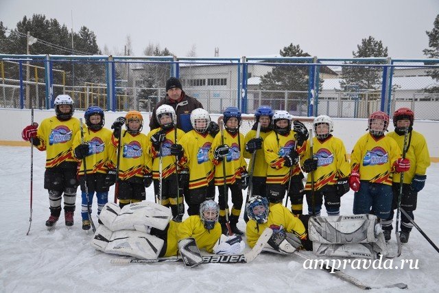 42-річний електромеханік Руслан Біляк вже 16 років тренує команду «Локомотив» - єдину збірну з хокею в Селемджинском районі