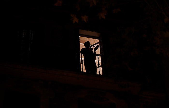 Після оголошення про можливе введення зовнішнього управління в автономії, жителі міста вийшли на балкони і почали стукати каструлями і сковорідками   Протест з балкона в Барселоні   Фото: Reuters   Москва