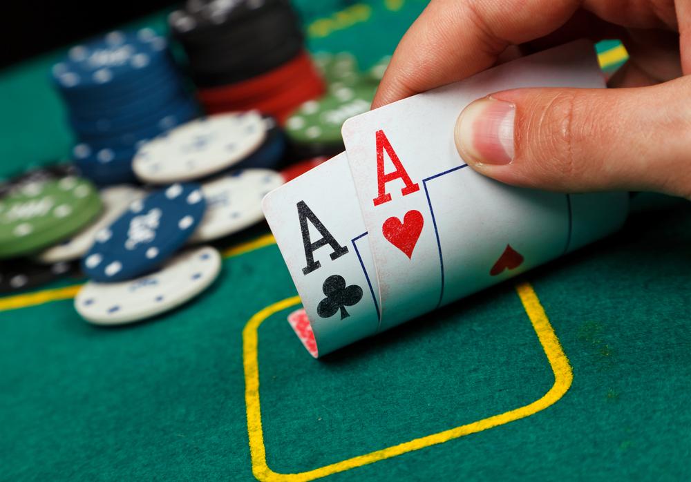 На даний момент в Україні заборонена гра в покер на гроші, але 16 серпня в Кабміні несподівано офіційно визнали спортивний покер видом спорту