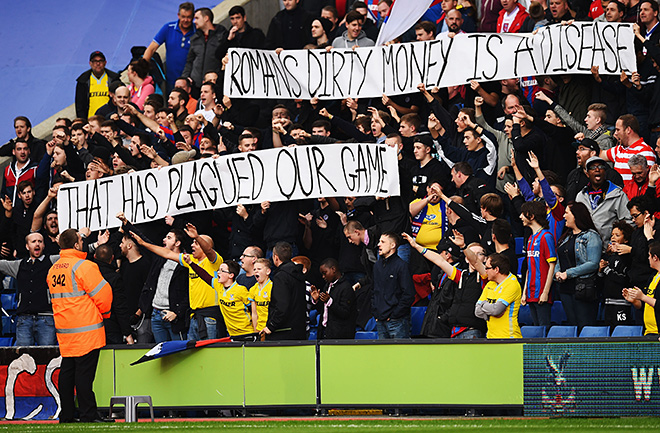 » - банер з таким посилом на адресу власника «Челсі» був вивішений уболівальниками на домашній трибуні під час матчу лондонського клубу з «Крістал Пелас»