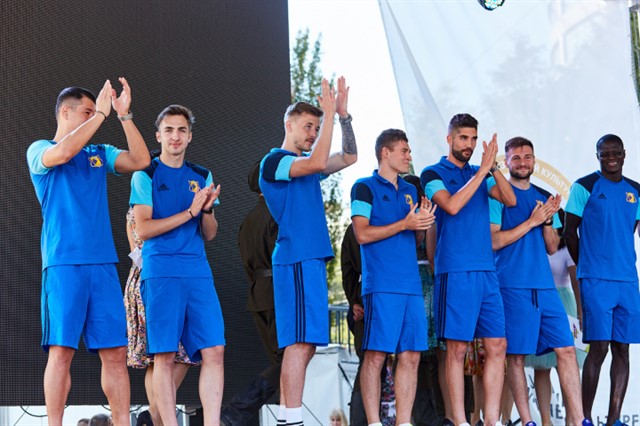 Після офіційної частини футболісти і вболівальники хором виконали пісню «Ростов-місто, Ростов-Дон», яка звучить перед кожним домашнім матчем команди