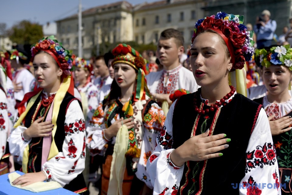 К торжествам присоединились полтысячи хористов, которые исполнили композицию, прозвучавшее 27 лет назад - в начале украинской государственности, когда в Верховную Раду внесли национальный флаг