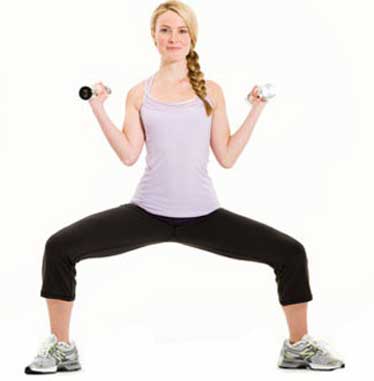 Присідання допомагають зменшити об'єм стегон і паралельно підкачати м'язи сідниць