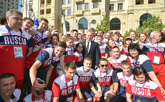 А ось і довгоочікуване фото наших спортсменів на Європейських іграх-2015 з президентом Росії Володимиром Путіним