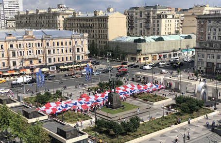 Банер в національних хорватських кольорах з вдячністю Росії зайняв майже всю Тріумфальну площу