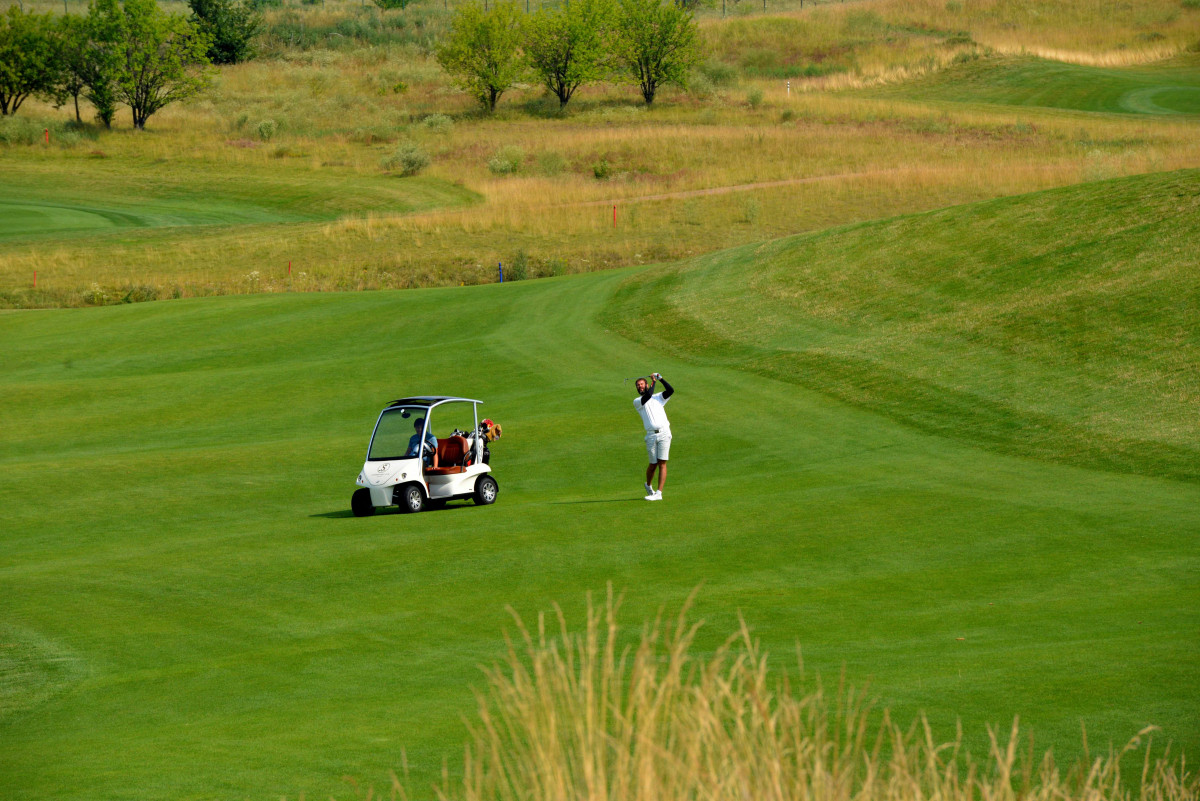 Крім гри в гольф, гостям курорту пропонуються 5 просторих тенісних кортів, широкий спектр послуг місцевого spa-центру, кілька басейнів, бар і два ресторани з висококласним меню
