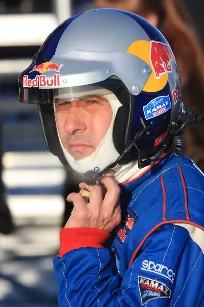 Ну і третя знаменитість - це Фірдаус Кабіров, пілот команди КАМАЗ-Майстер, дворазовий переможець ралі Дакар і «Гонщик року 2010» за версією журналу «За кермом»