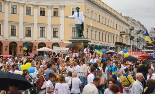 У центрі Одеси майже 1,3 тисячі людей у вишиванках створили «живий ланцюг» на честь Дня Незалежності України