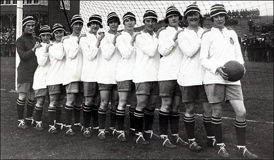 У 1895-му році матч «леді» збирав 8 тисяч глядачів, а в 1917-му на великий клуб «Dick, Kerr's Ladies FC» (турботливі статистики підрахували, що з 828 своїх ігор дівчата виграли 758) прийшло подивитися 53 тисячі британців