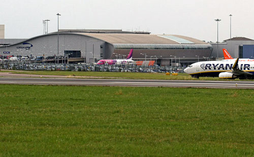 Британський міжнародний аеропорт Лондон Лутон (London Luton) знаходиться на околиці міста Лутон, в Бедфордширі, в 48 км від Лондона