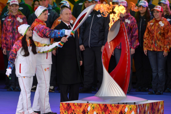 З цього моменту почалася наймасовіша в історії спорту естафета олімпійського вогню: майже 14 тисяч осіб пронесуть палаючий факел через всю Росію