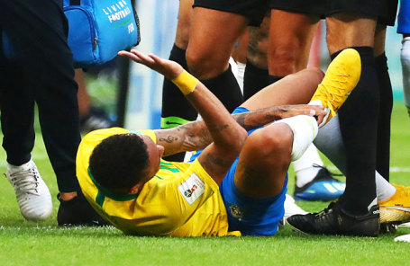 Однією з головних тем для жартів стали симуляції Неймара: бразильський футболіст сильно переграє після ударів по ногам